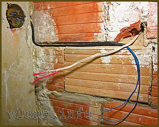 Удлиненная проводка. Многожильный провод для прокладки в стене. Соединитель для проводов в штробе. Как нарастить алюминиевый провод в стене. Нарастить провод для розетки в стене.